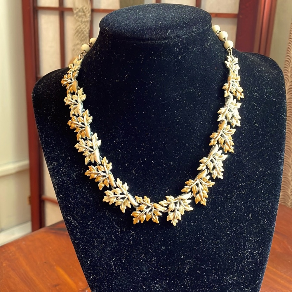 Vintage necklace. Brown/tan Leaves